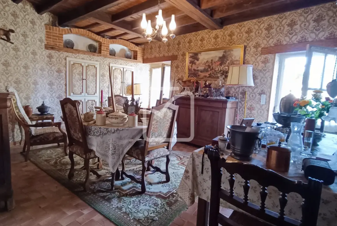Maison à rénover avec granges et terrain à Coulaures 