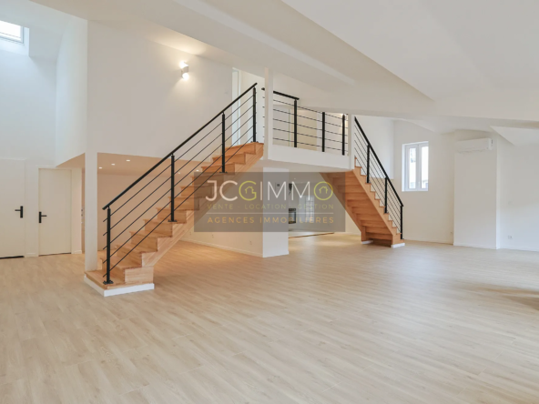 Superbe Loft Duplex T4 Rénové à Sollies Pont - 120 m² 