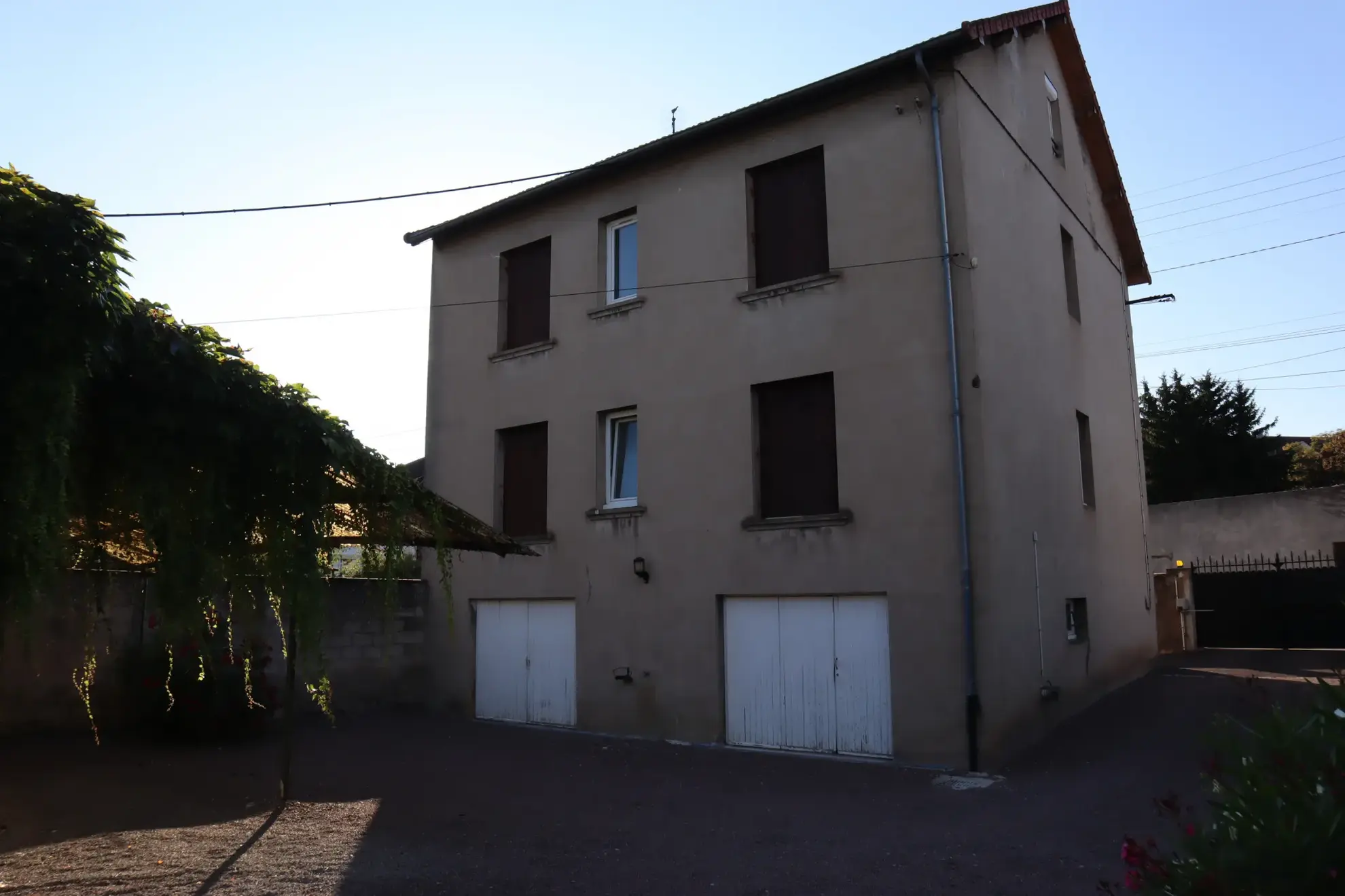 Maison divisée en deux appartements à Autun à vendre 