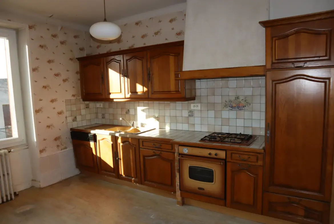 Maison divisée en deux appartements à Autun à vendre 