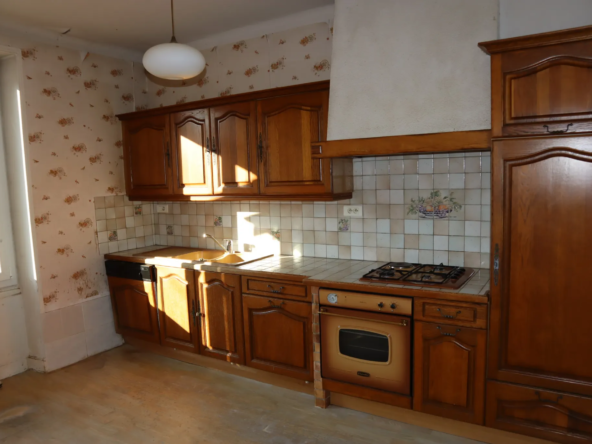 Maison divisée en deux appartements à Autun à vendre 