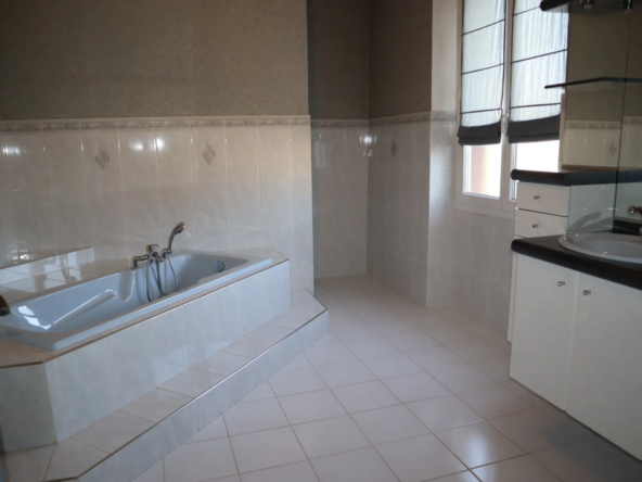 Maison divisée en deux appartements à Autun à vendre 