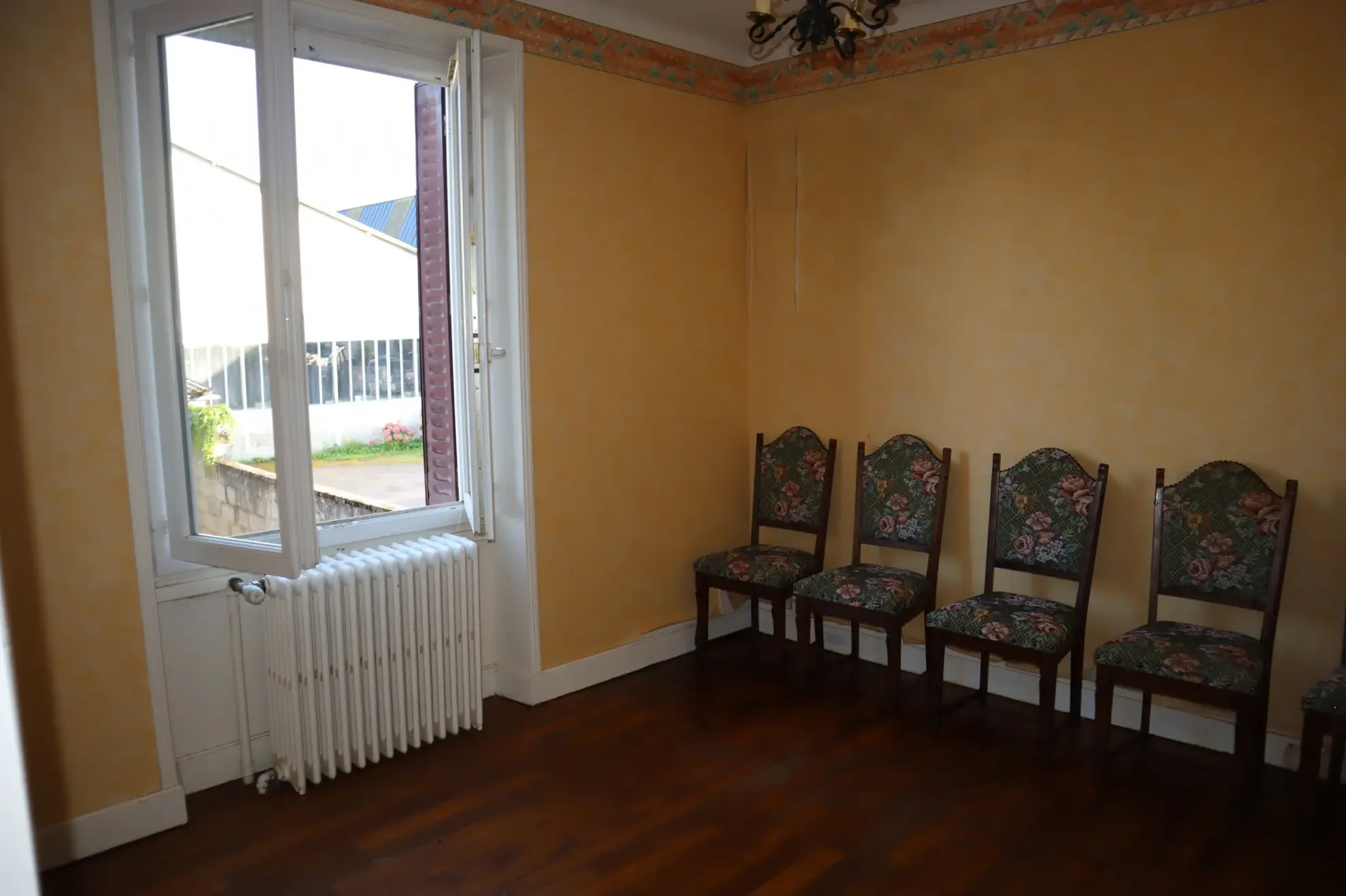Maison divisée en deux appartements à Autun à vendre 