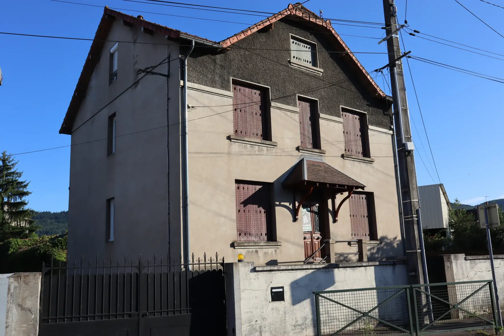 Maison divisée en deux appartements à Autun à vendre 