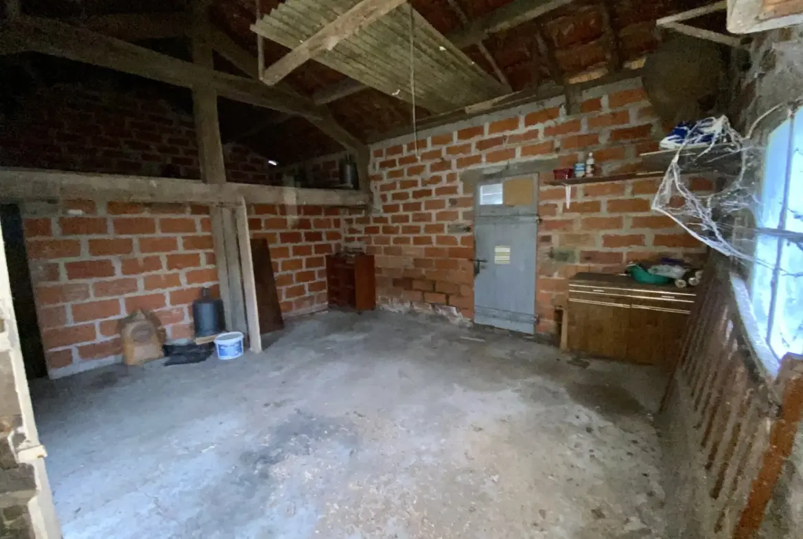 Maison ancienne mitoyenne de 3 chambres à Cronat 