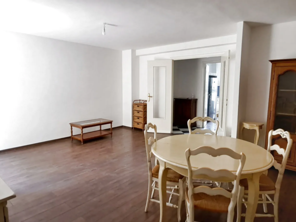Appartement traversant à Marseille 13005, proche de la Timone et Conception 