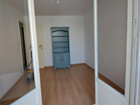 Appartement traversant à Marseille 13005, proche de la Timone et Conception 