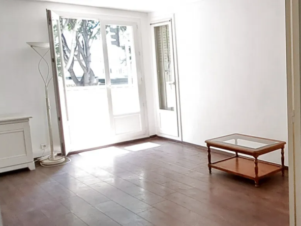 Appartement traversant à Marseille 13005, proche de la Timone et Conception 