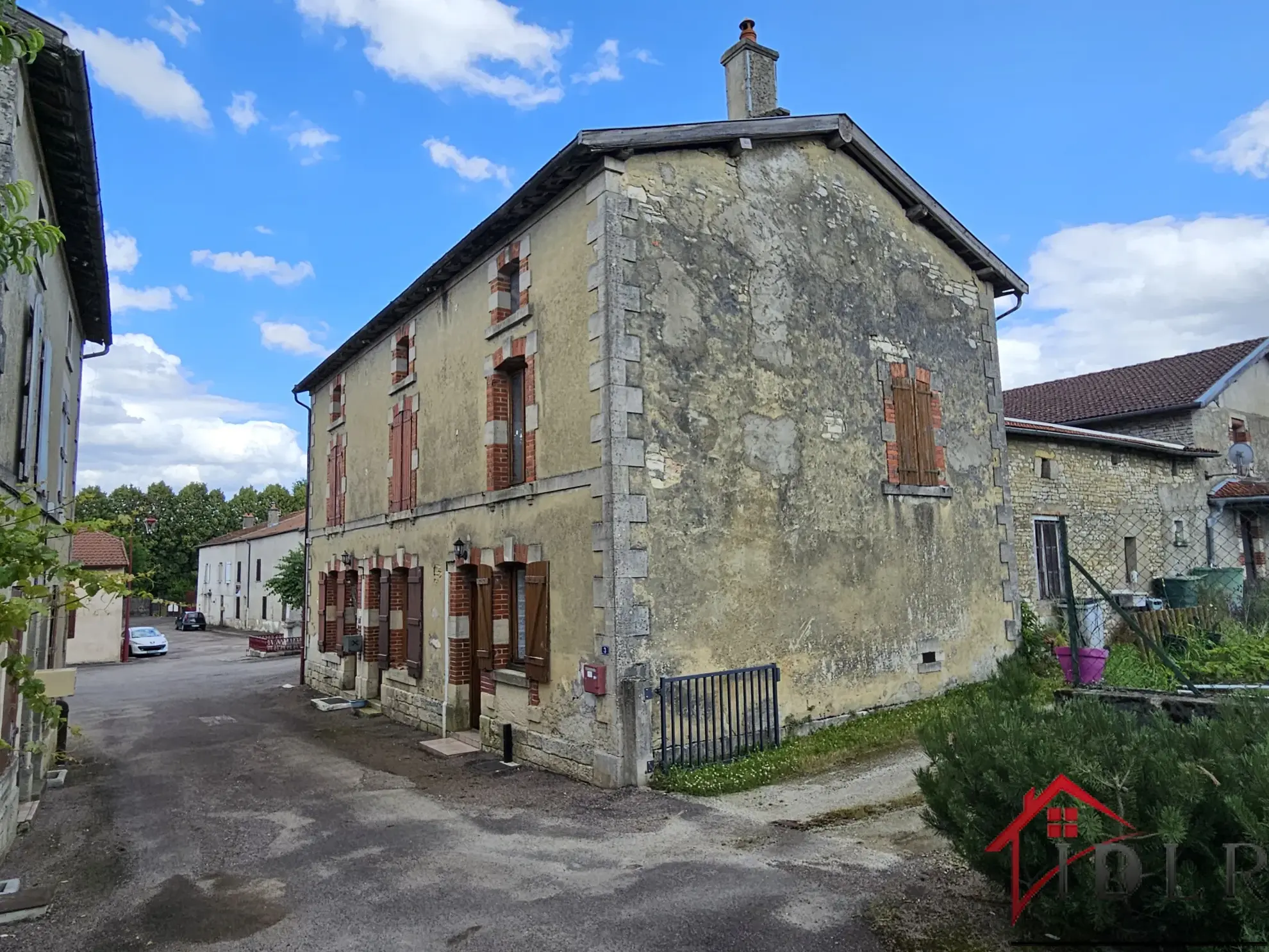 Vente maison à Montreuil-sur-Blaise comprenant deux logements et une remise 