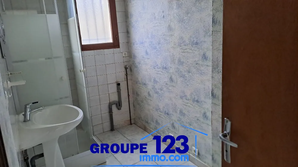 Maison de 1994 avec 3 chambres et garage à Chamvres 