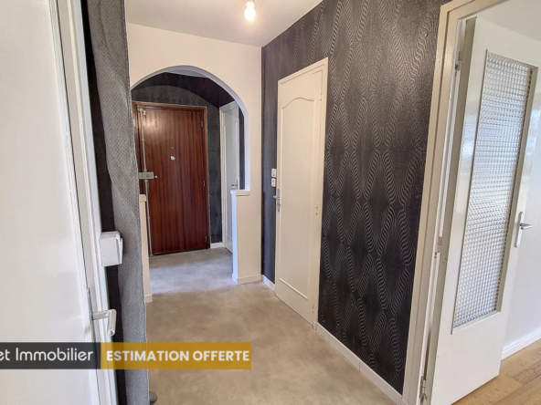 Appartement T4 rénové de 77 m² à Irigny, résidence sécurisée 