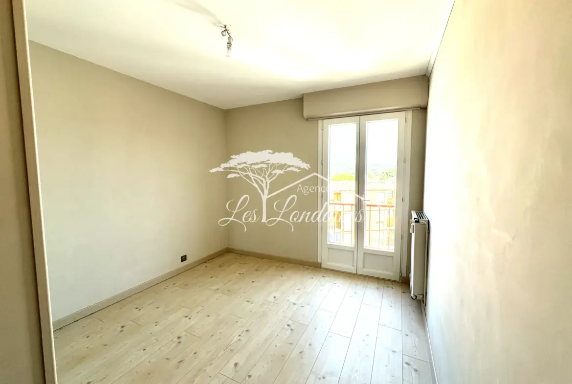 Appartement T4 de 75 m² avec balcon au centre de La Londe-les-Maures 