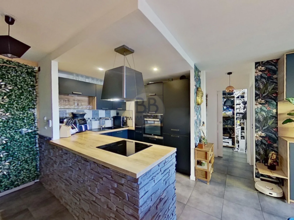 Bel appartement entièrement rénové à Fréjus avec terrasse et parking 
