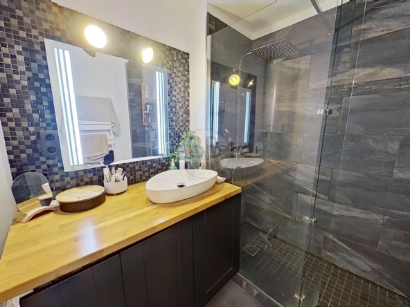 Bel appartement entièrement rénové à Fréjus avec terrasse et parking 