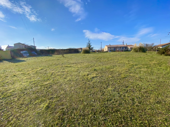 Terrain plat de 700 m2 à vendre à Saint-Cyr pour 85 000 € 