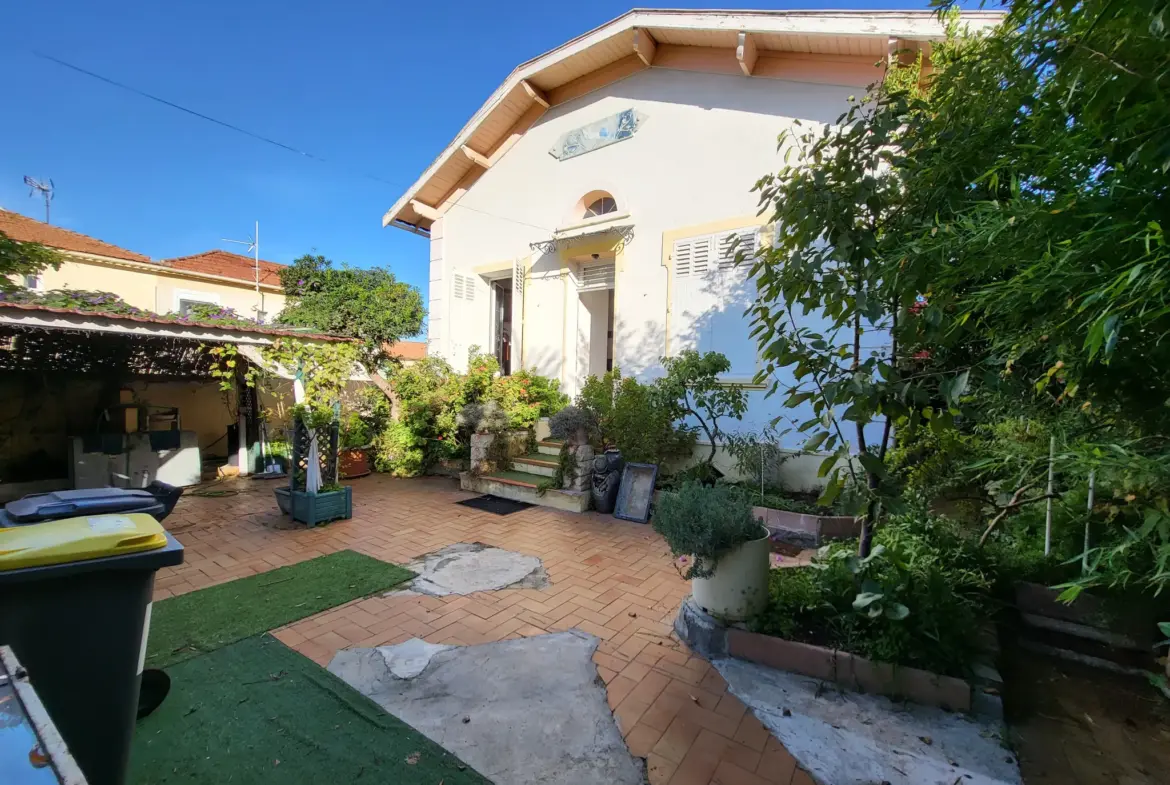 À La Seyne-Sur-Mer, maison individuelle à rénover avec jardin 