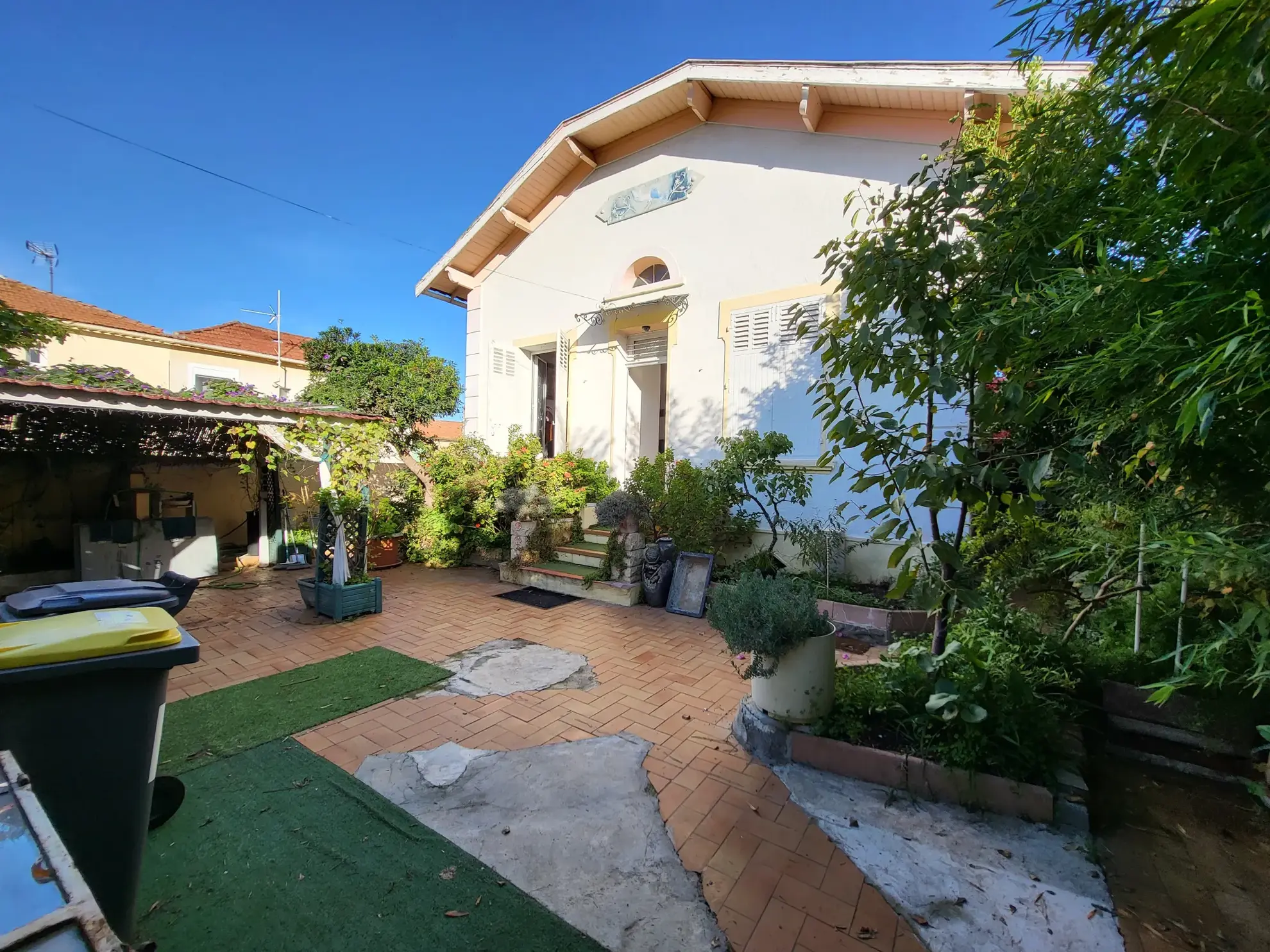 À La Seyne-Sur-Mer, maison individuelle à rénover avec jardin 