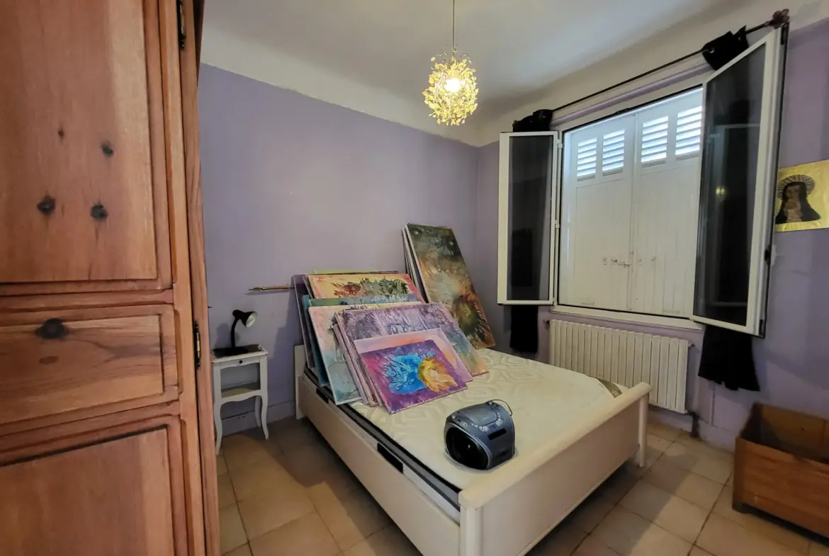 À La Seyne-Sur-Mer, maison individuelle à rénover avec jardin 