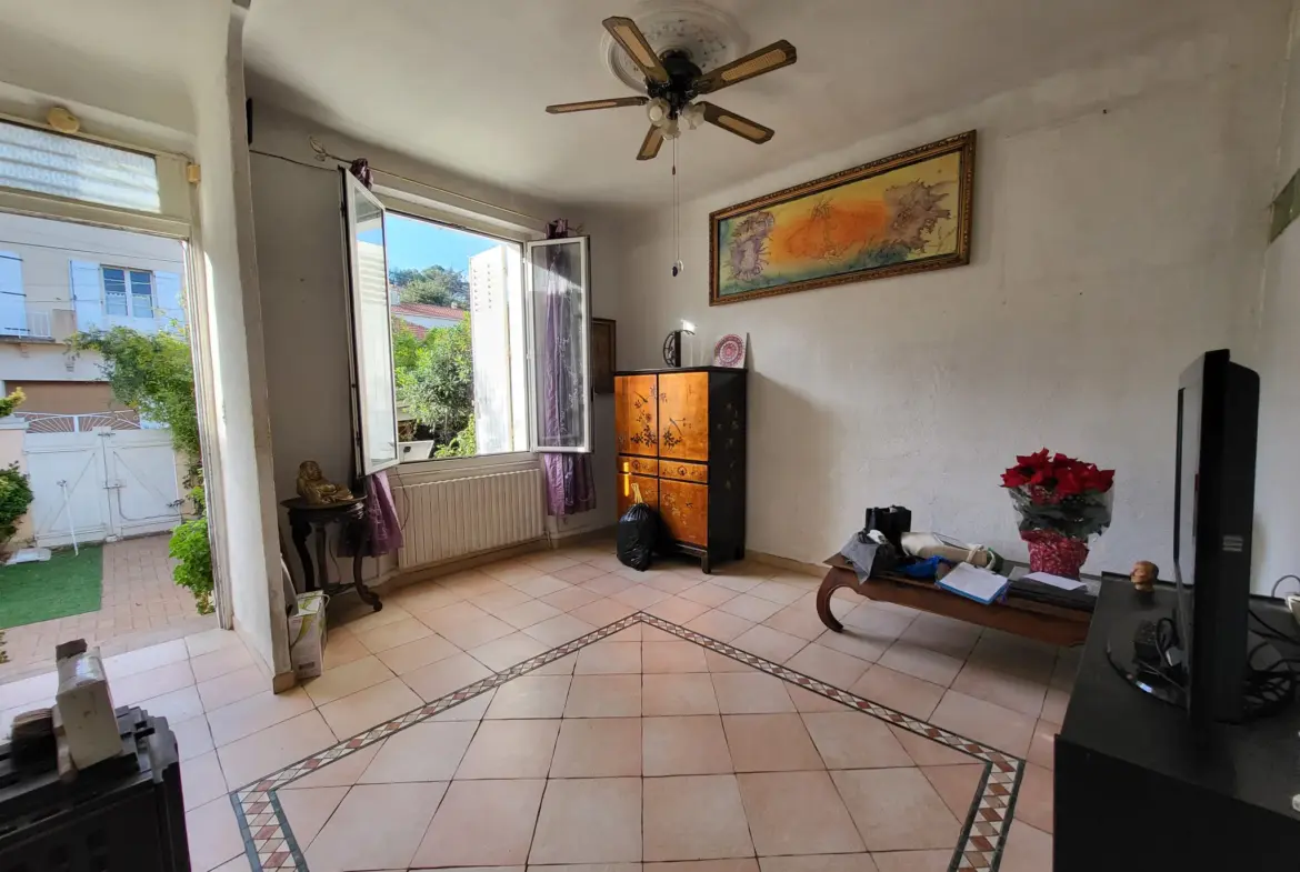 À La Seyne-Sur-Mer, maison individuelle à rénover avec jardin 