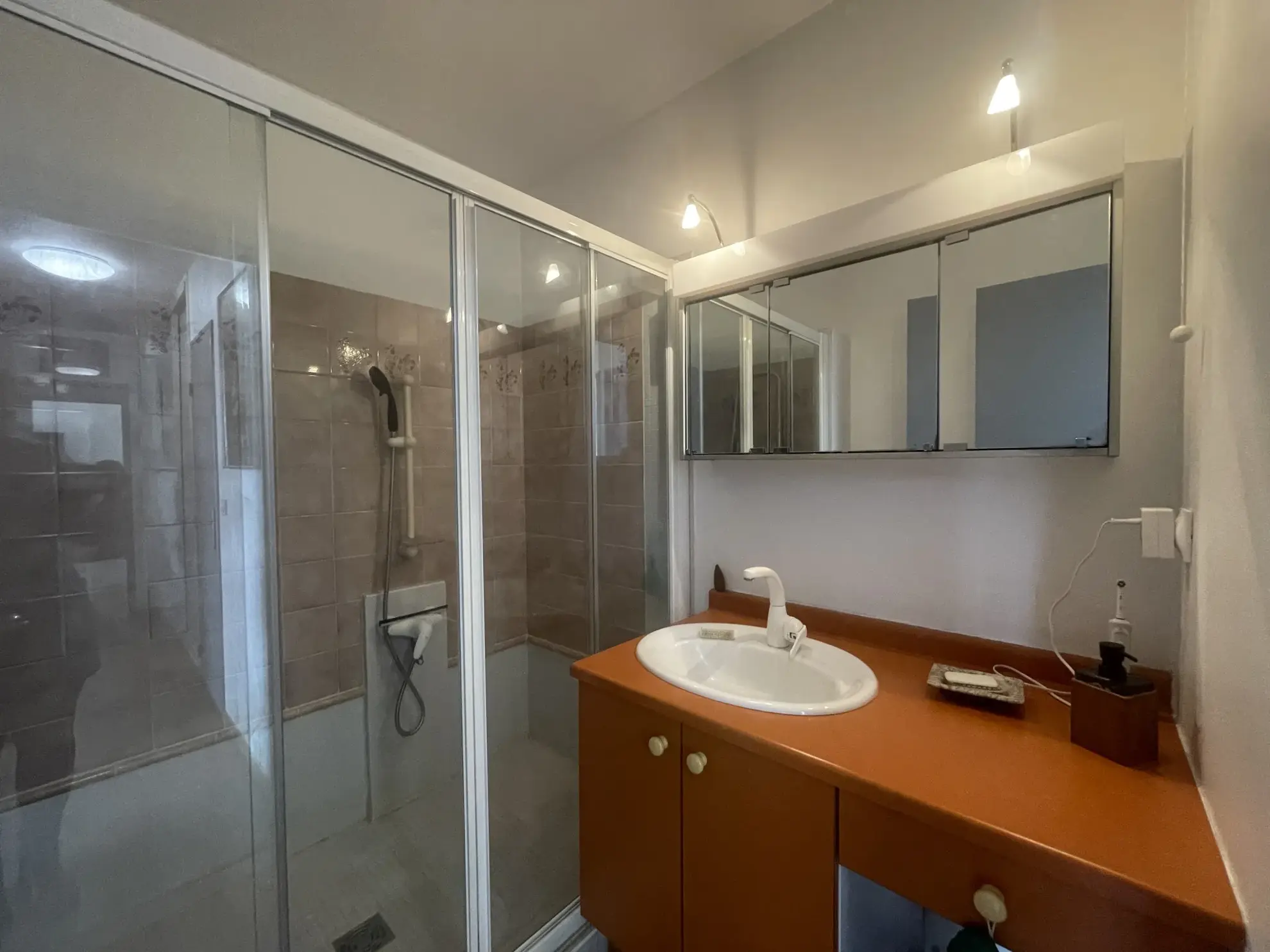 Appartement de 3 pièces entièrement rénové à Toulon Est 