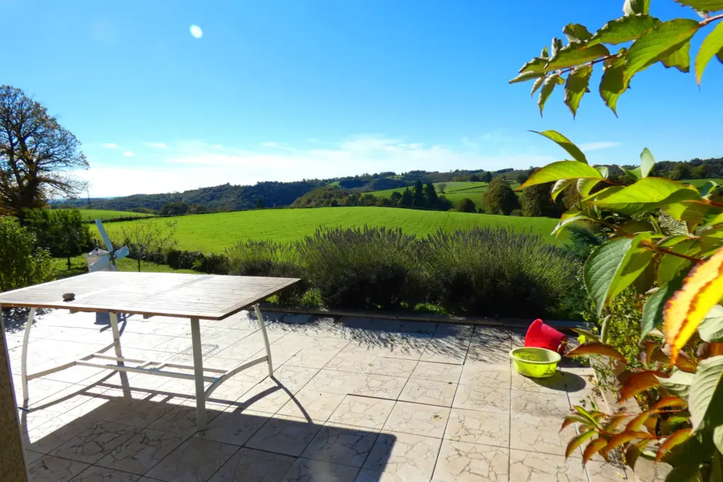 Maison de plain-pied sur sous-sol total à Labrousse avec jolie vue