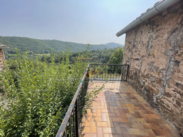 Vente maison en pierres à Broquiès avec terrasses et grand terrain 