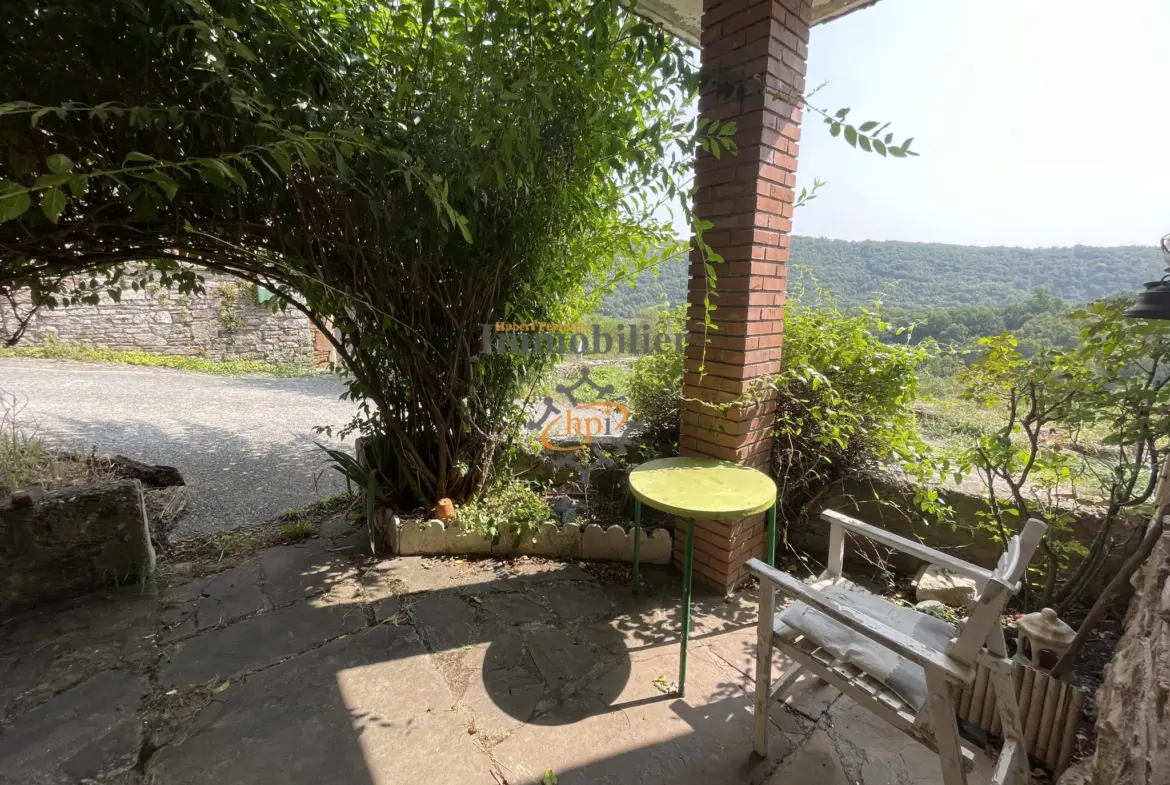 Vente maison en pierres à Broquiès avec terrasses et grand terrain 