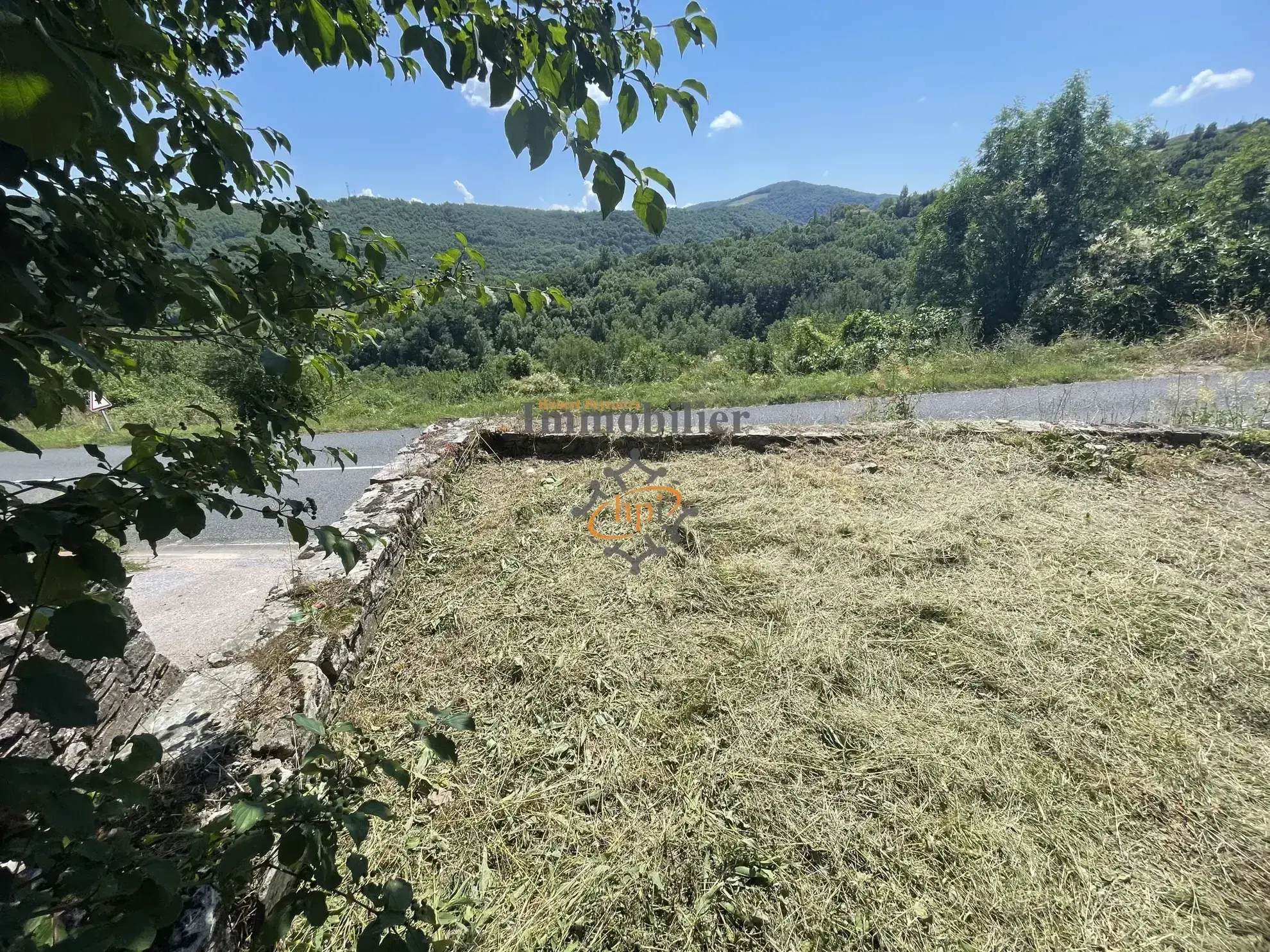 Vente maison en pierres à Broquiès avec terrasses et grand terrain 