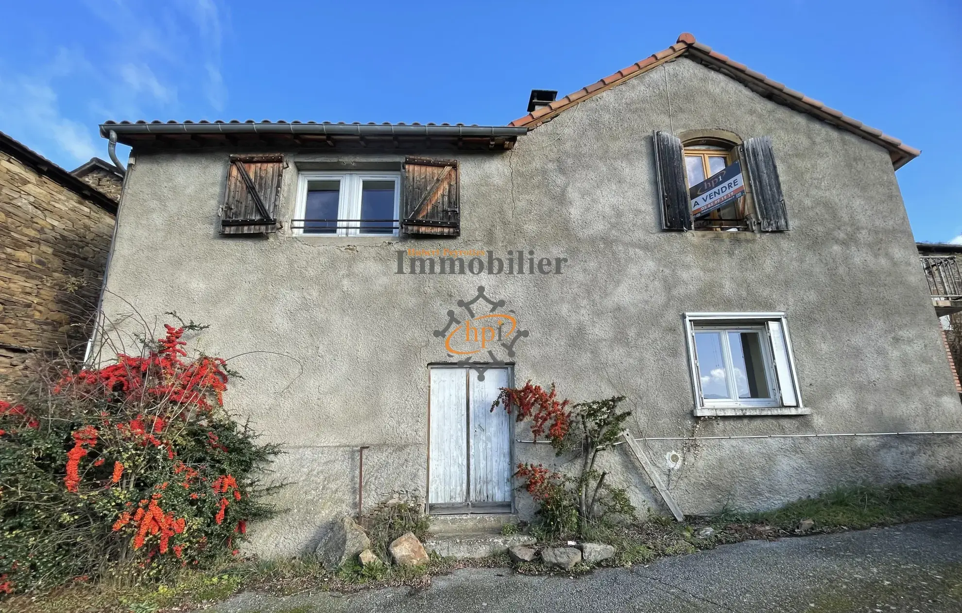 Vente maison en pierres à Broquiès avec terrasses et grand terrain 