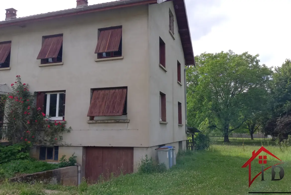 Maison Mitoyenne de 140 m² à Voiteur avec Terrain de 15 ares 