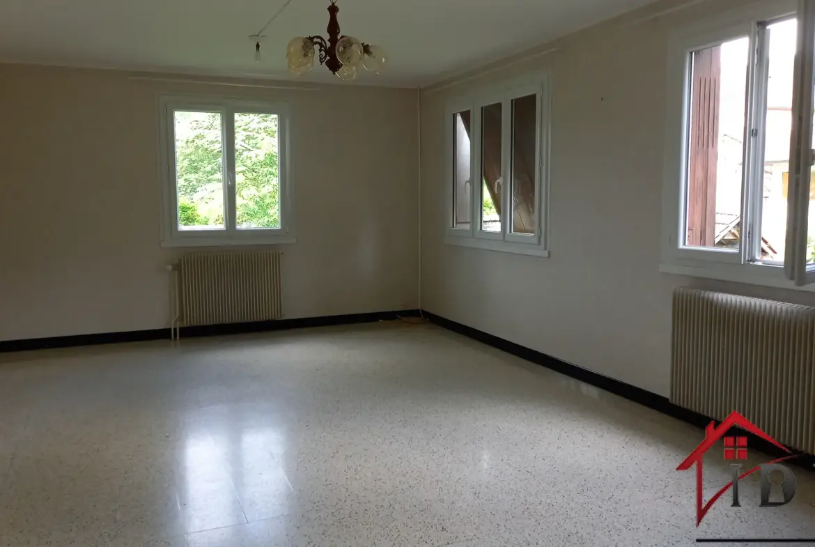 Maison Mitoyenne de 140 m² à Voiteur avec Terrain de 15 ares 