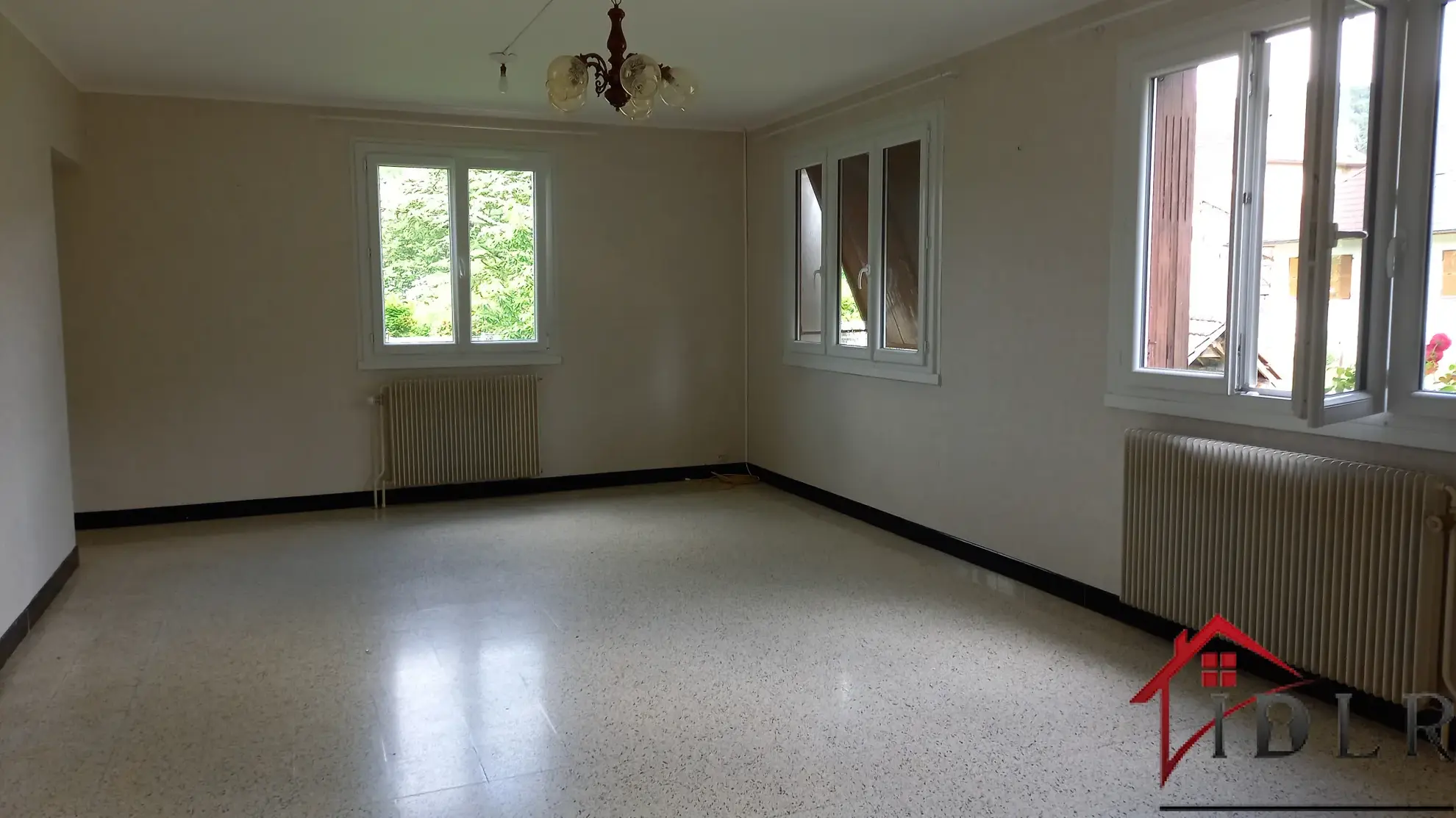 Maison Mitoyenne de 140 m² à Voiteur avec Terrain de 15 ares 
