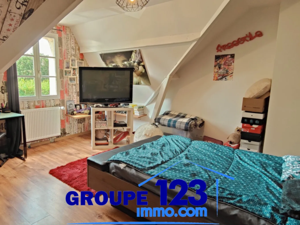 Pavillon spacieux avec garage indépendant à Villechetive 