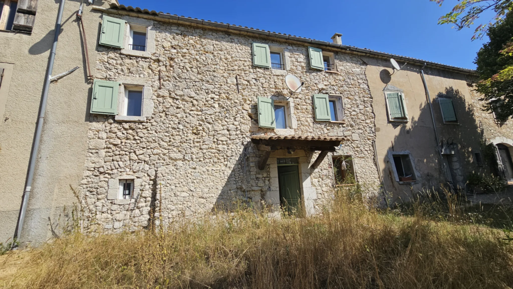 Maison mitoyenne dans ancien corps de ferme en vente à Andon