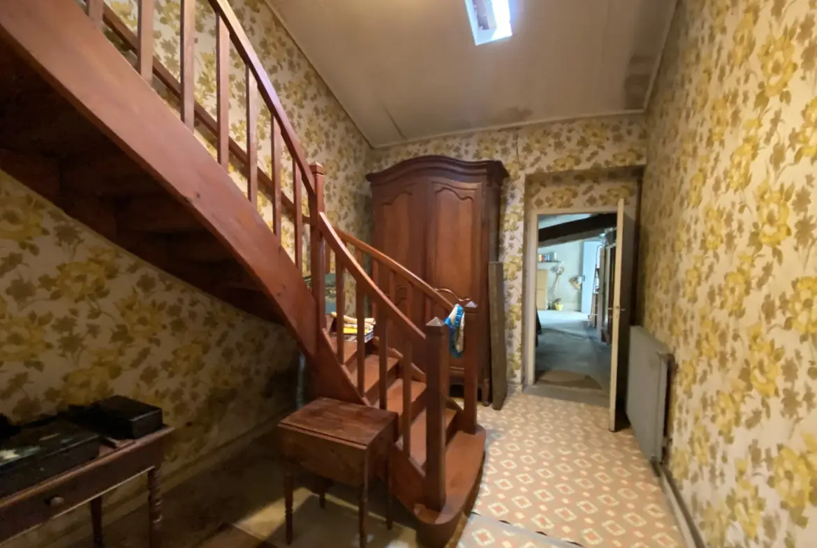 Maison à rénover à Pujols sur Ciron de 200 m² avec jardin 