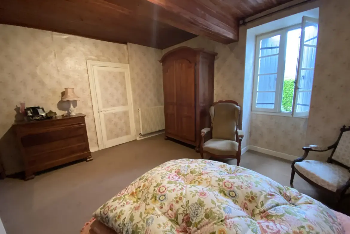 Maison à rénover à Pujols sur Ciron de 200 m² avec jardin 