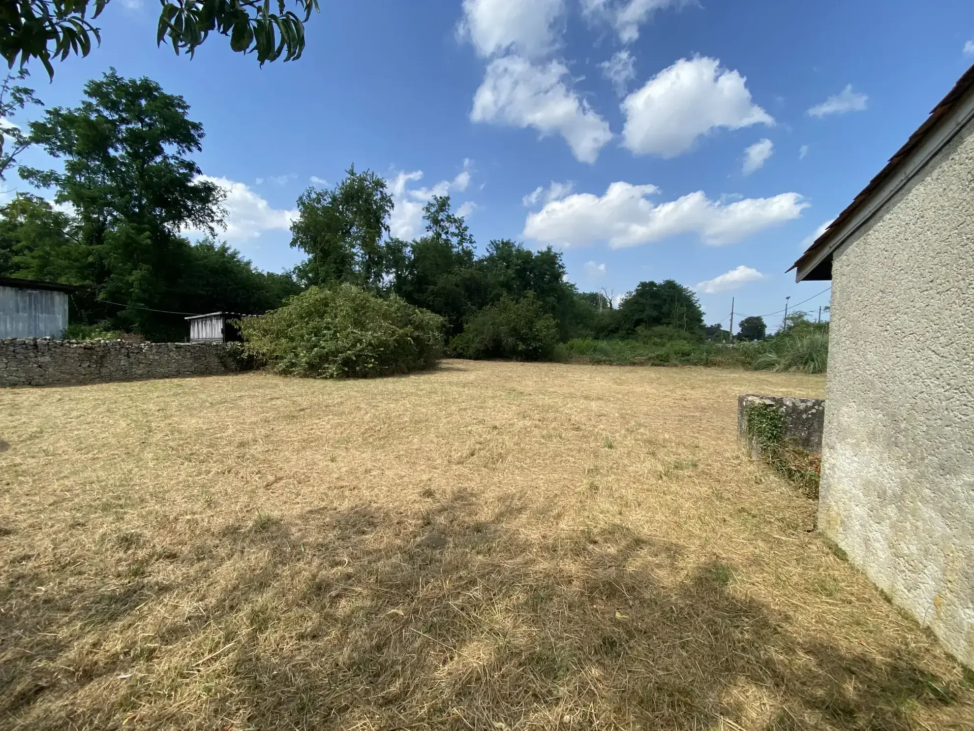 Maison à rénover à Pujols sur Ciron de 200 m² avec jardin 