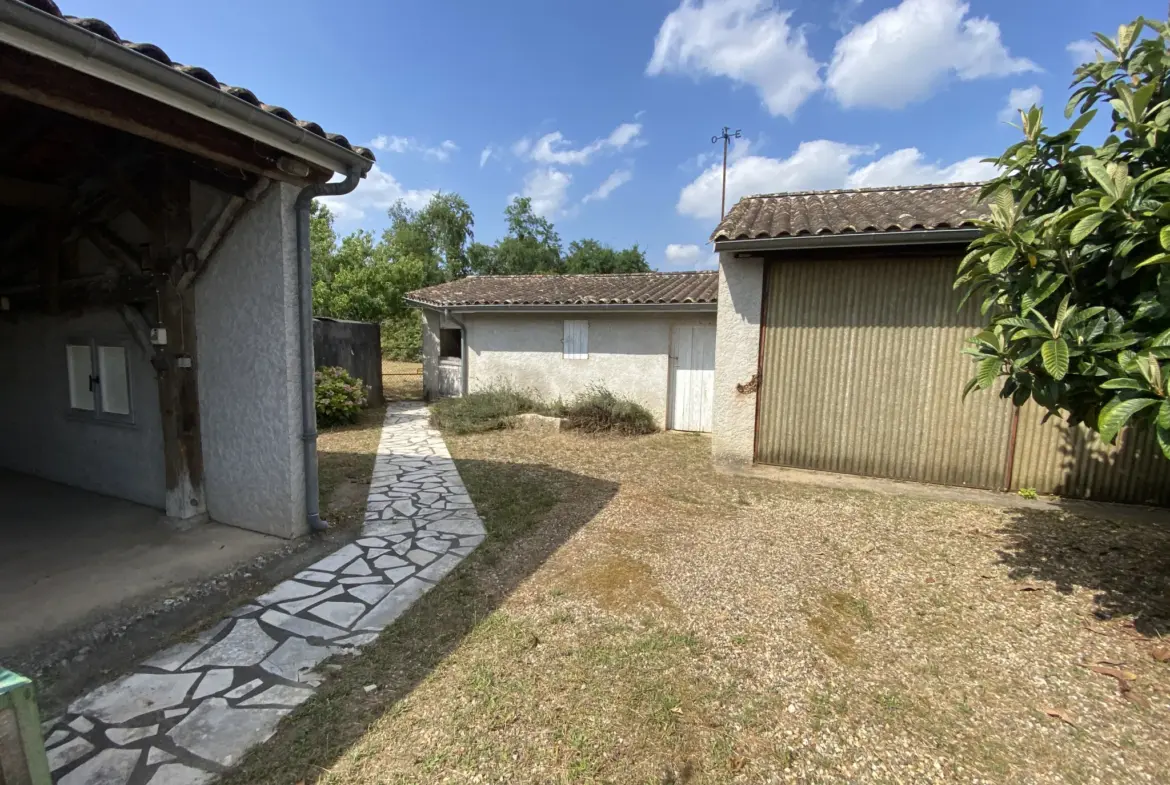 Maison à rénover à Pujols sur Ciron de 200 m² avec jardin 