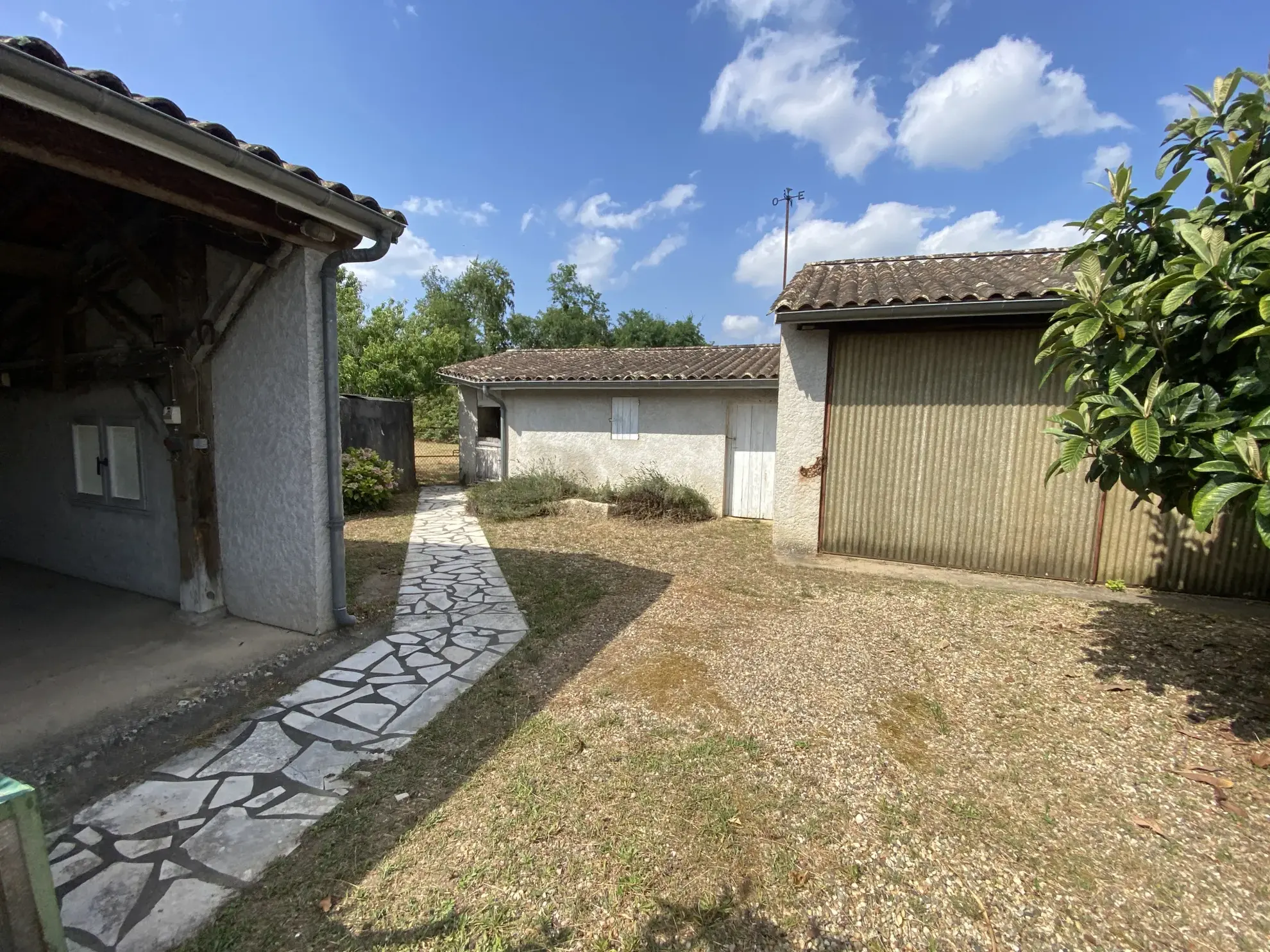 Maison à rénover à Pujols sur Ciron de 200 m² avec jardin 