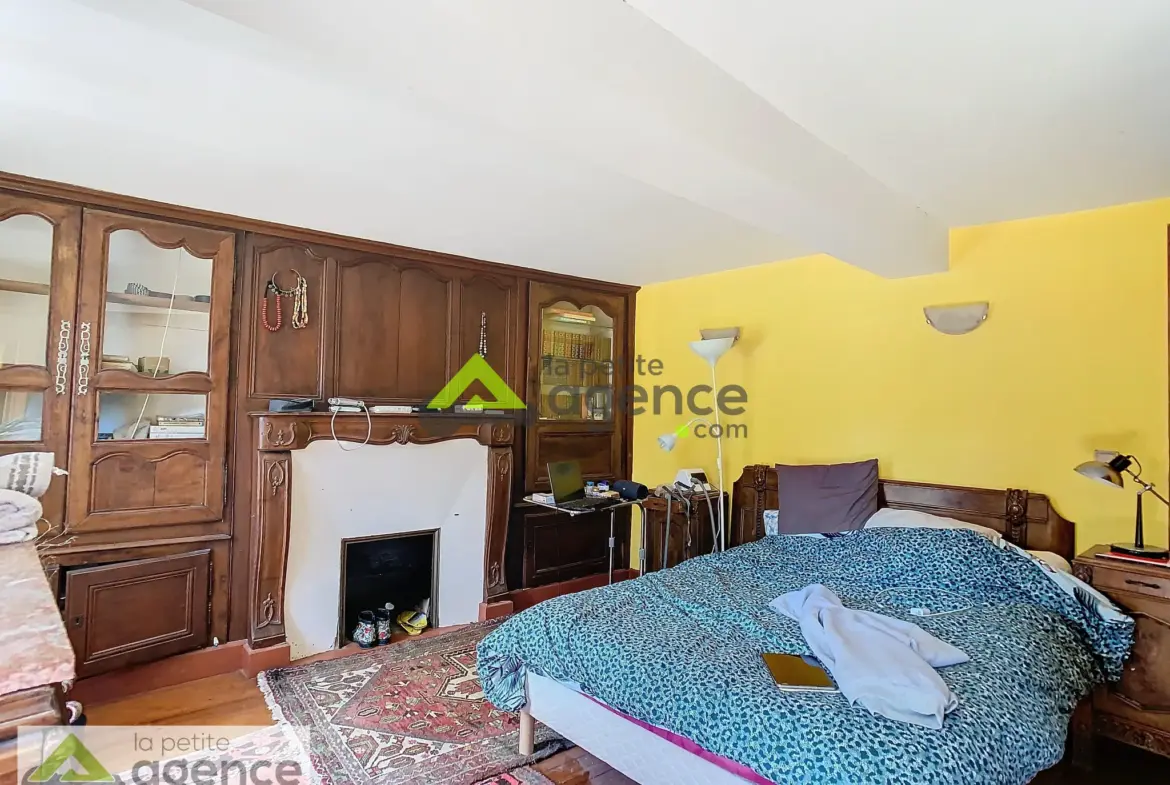 Grande maison de ville à Bellegarde-en-Marche 