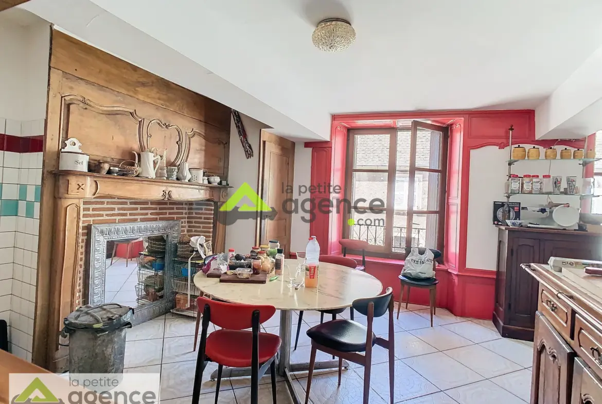 Grande maison de ville à Bellegarde-en-Marche 