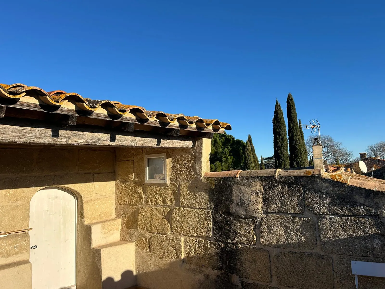 Charmante maison en pierre à vendre à Villevieille - 93 m² - 245 000 EUR 