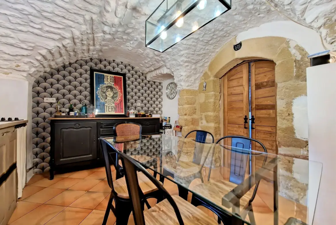 Charmante maison en pierre à vendre à Villevieille - 93 m² - 245 000 EUR 