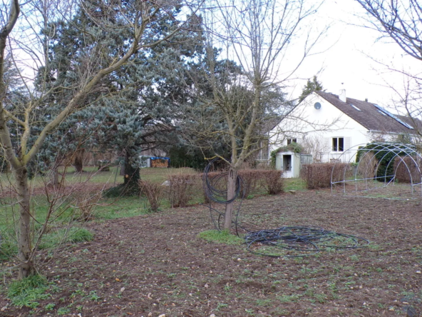 Pavillon spacieux à Meaulne-Vitray avec grand terrain de 5665 m² 