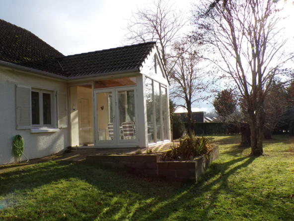 Pavillon spacieux à Meaulne-Vitray avec grand terrain de 5665 m² 