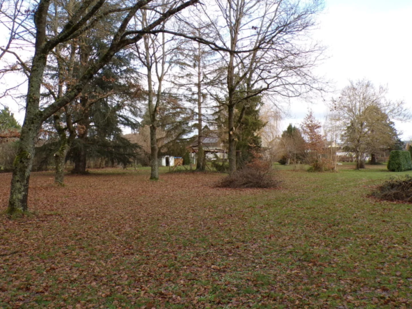 Pavillon spacieux à Meaulne-Vitray avec grand terrain de 5665 m² 