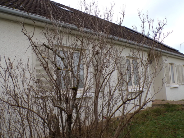 Pavillon spacieux à Meaulne-Vitray avec grand terrain de 5665 m² 