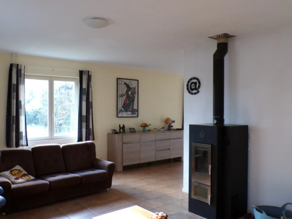 Pavillon spacieux à Meaulne-Vitray avec grand terrain de 5665 m² 