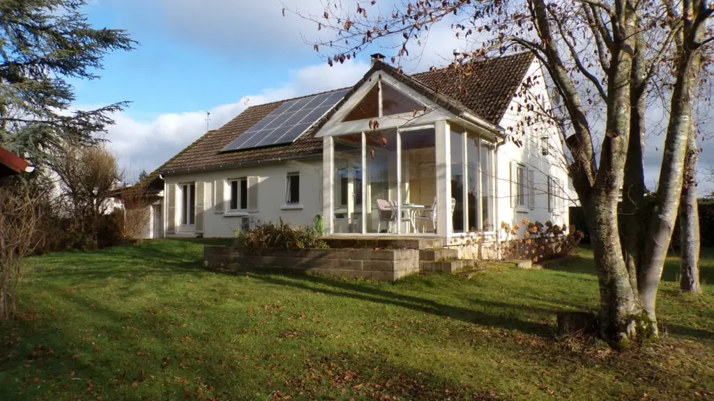 Pavillon spacieux à Meaulne-Vitray avec grand terrain de 5665 m²