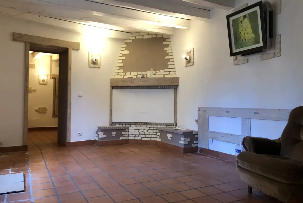 Maison à vendre à Mirebeau, centre-ville avec jardin et garage 